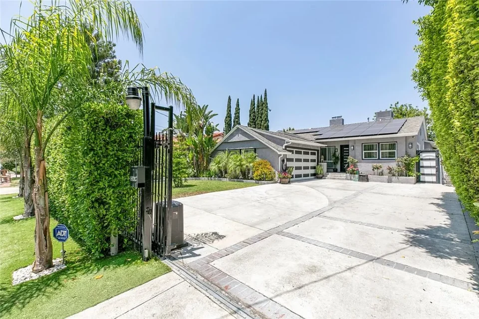 15409 Wyandotte St, Van Nuys, CA 91406