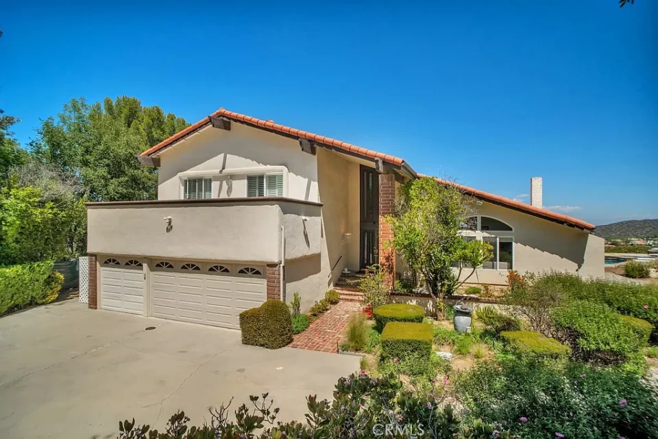 20138 Greenbriar Dr, Tarzana, CA 91356